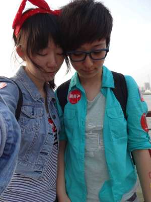 《云盘高质泄密》上海外国语大学一对比较自恋喜爱摄影的百合姐妹大量露脸自拍视图流出